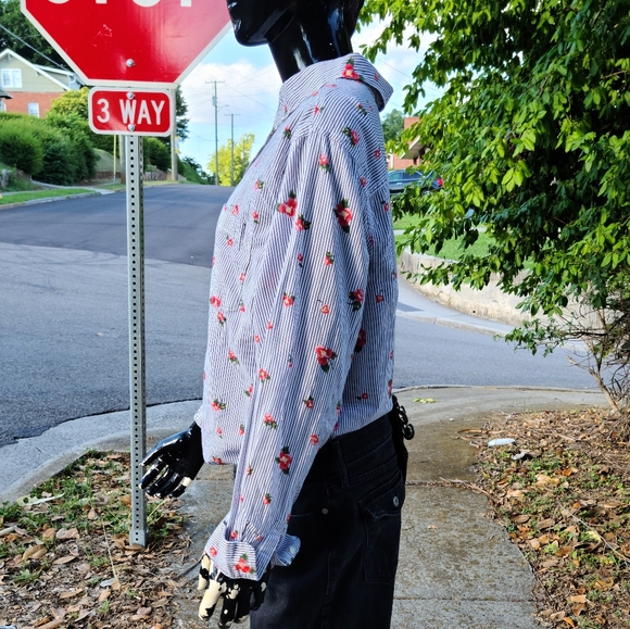 Old Navy Flower Stripe Classic Button Up - Picture 5 of 10